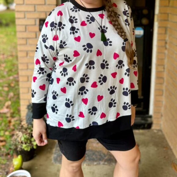 NEW LuLaRoe Hannah Paw Print Black Pink Hearts Pullover Long Sleeve Shirt NWT - Picture 4 of 5